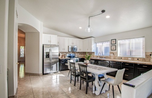 Desert Sunset House | Glendale Getaway- Walking distance to the Stadium