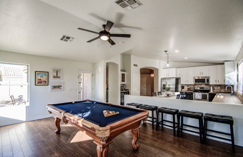 Desert Sunset House | Glendale Getaway- Walking distance to the Stadium