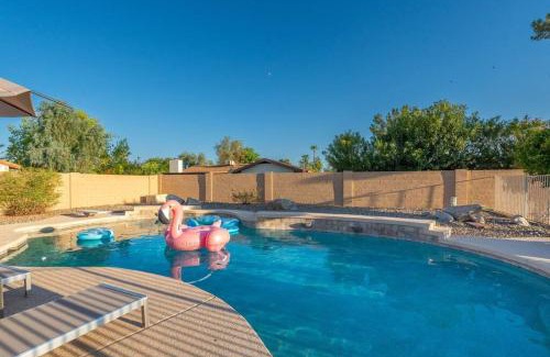 Glendale House | Glendale Retreat -pickleball+pool+9-hole mini golf