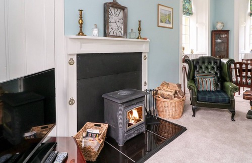 Kirriemuir Cabin | GLENDOLL COTTAGE, pet friendly, with open fire in Kirriemuir