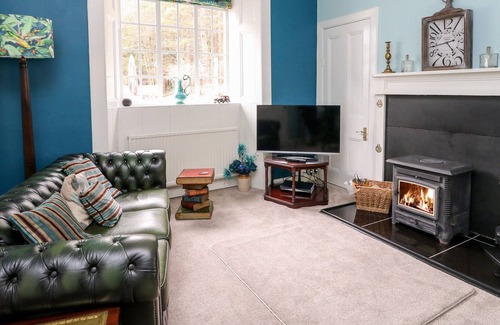 Kirriemuir Cabin | GLENDOLL COTTAGE, pet friendly, with open fire in Kirriemuir