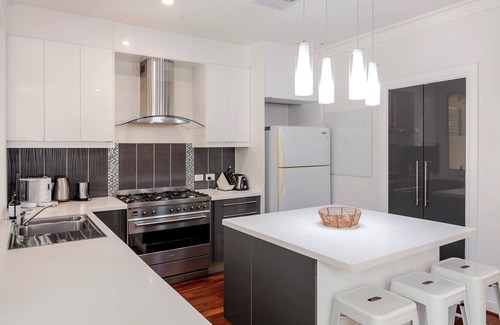 Glenelg North House | Glenelg Gem - Water Front | Sleeps 8 | Yard | BBQ