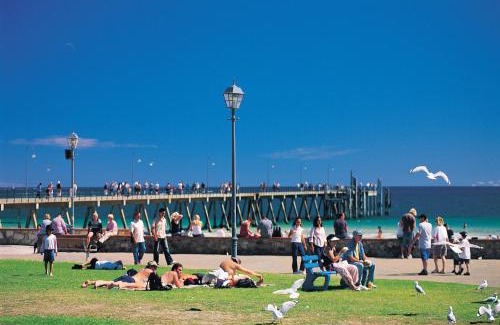 Glenelg Apartment | Glenelg Holiday Apartments - Corfu 200 meters to the beach Free Parking