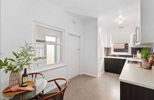Glenelg North House | Glenelg North Cottage - 10 min walk to the beach