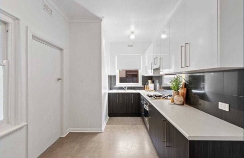 Glenelg North House | Glenelg North Cottage - 10 min walk to the beach