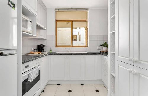 Glenelg Apartment | Glenelg Outlook - Beachfront Stay by Moseley Square
