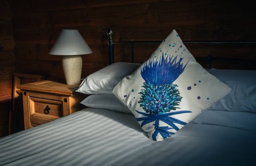 Armadale Ski Chalet | Glengarry Lodge - a cabin that sleeps 5 guests in 3 bedrooms