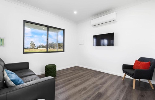 Forest Reefs House | Glenowrie Cottage - 1 King 2 Singles Near Cadia