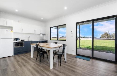 Forest Reefs House | Glenowrie Cottage - 1 King 2 Singles Near Cadia