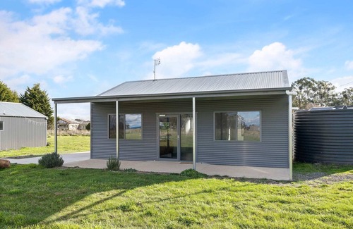 Forest Reefs Cabin | Glenowrie Cottage - 2 Queen Beds - Near Cadia