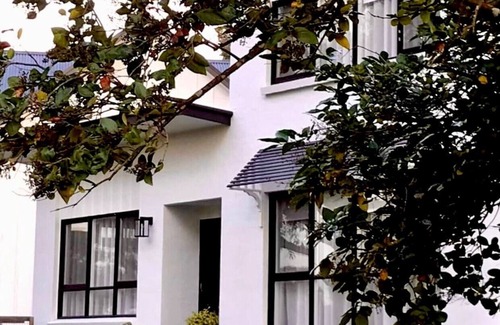 Yarra Glen House | Glenview Park Cottage and Farm Stay 3 bedrooms with fireplace. Yarra Glen