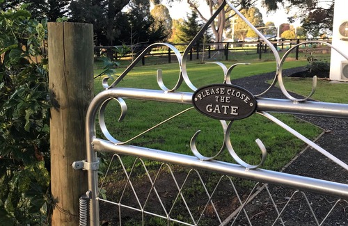 Yarra Glen House | Glenview Park Cottage and Farm Stay 3 bedrooms with fireplace. Yarra Glen