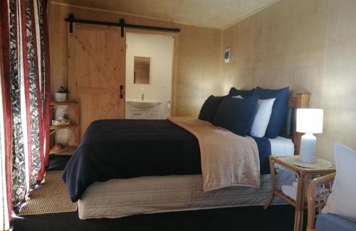 Akaroa Bed & Breakfast | Glenwood Akaroa Bush Retreat - Totara Hut