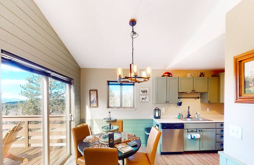 Cripple Creek House | Glistening dog-friendly mountain view home with balcony, fireplace, & kitchen