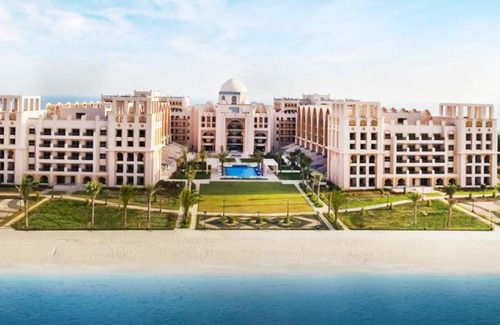 Palm Jumeirah Apartment | GLOBALSTAY at Palm Jumeirah Beachfront Paradise with Pool and Gym