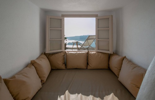 Fira House | Globe Suites