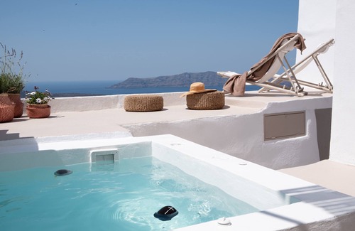 Fira House | Globe Suites