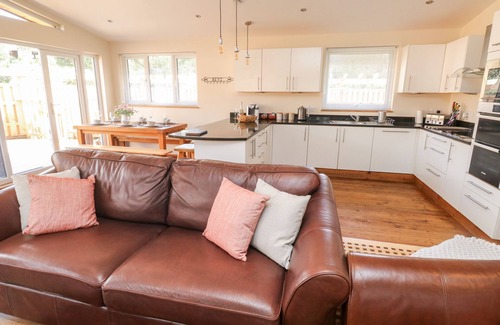 Newton Abbot Cottage | GLOCCAMAURA, pet friendly, with hot tub in Bovey Tracey