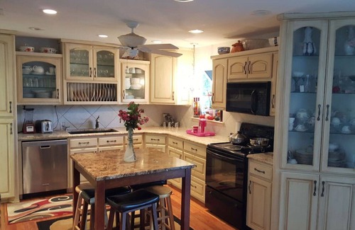 Mid America House | Glorious gateway 4 bedroom lake home- Discount Rates!