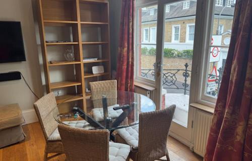 Parsons Green and Walham Apartment | Glorious view over the park