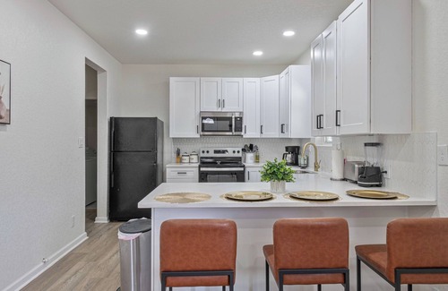 Near East Side Apartment | Glorius Amazing 2br/1ba Stay Near Lively Downtown!