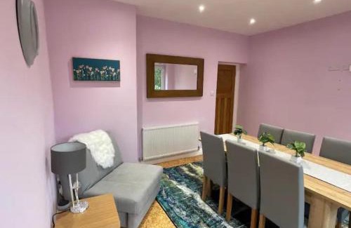 Padfield House | Glossop Retreat - Pet-Friendly Perfect for 6 Pass the Keys