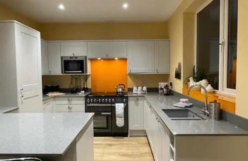 Padfield House | Glossop Retreat - Pet-Friendly Perfect for 6 Pass the Keys