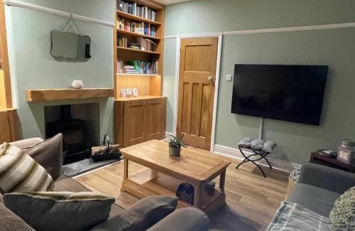 Padfield House | Glossop Retreat - Pet-Friendly Perfect for 6 Pass the Keys