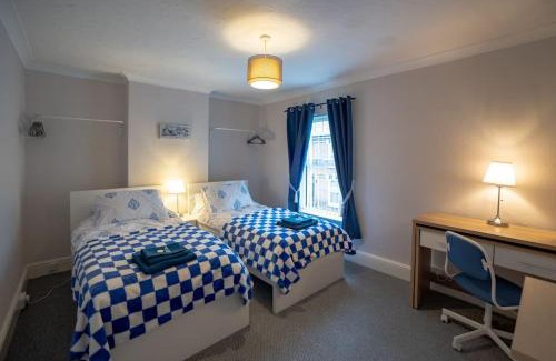 Gloucester House | Gloucester City - Birchmore House - 2 Bedroom End Terrace Property Near To City Centre & Hospital With On-Street Parking - Sleeps 5 - Great For Hospital Workers & Contractors - Hosted by RENTMYHOUSE