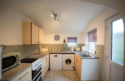 Gloucester House | Gloucester City - Birchmore House - 2 Bedroom End Terrace Property Near To City Centre & Hospital With On-Street Parking - Sleeps 5 - Great For Hospital Workers & Contractors - Hosted by RENTMYHOUSE