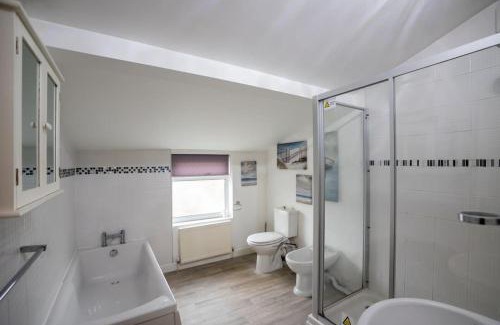 Gloucester House | Gloucester City - Birchmore House - 2 Bedroom End Terrace Property Near To City Centre & Hospital With On-Street Parking - Sleeps 5 - Great For Hospital Workers & Contractors - Hosted by RENTMYHOUSE