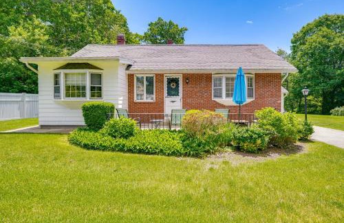Gloucester House | Gloucester Home with Large Yard 1 Mi to Beach!