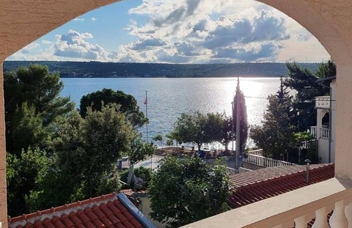 Obrovac Apartment | GMZ beachfront 3-bedroom apartment, shaded front yard in lovely Susnjar, Croatia