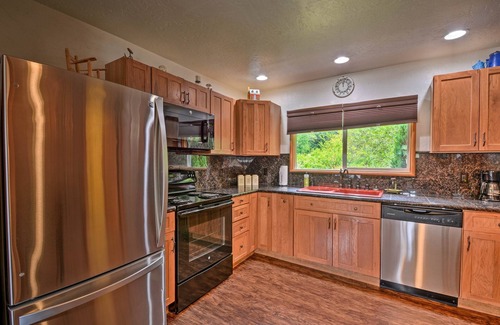 Gold Beach Apartment | Gold Beach Apartment w/Activities - 2 Mi to Ocean