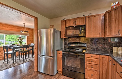 Gold Beach Apartment | Gold Beach Apartment w/Activities - 2 Mi to Ocean