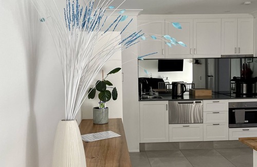 Elanora Apartment | Gold Coast Comfort – Stylish 1-Bedroom Retreat Near Beaches, Cafés & Lake