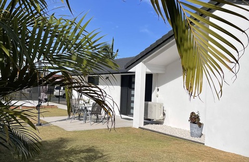 Elanora Apartment | Gold Coast Comfort – Stylish 1-Bedroom Retreat Near Beaches, Cafés & Lake