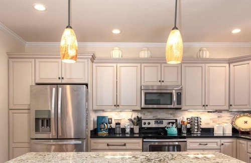 Black Mountain Condo | Gold Leaf Walkway Black Mountain