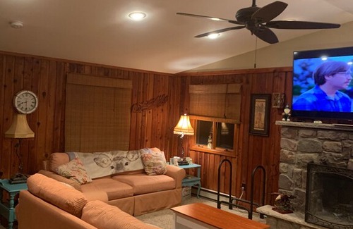 Gouldsboro Cabin | Gold star 4 season Resort Community in the ❤️ Of the Pocono’s PA Sleeps 12