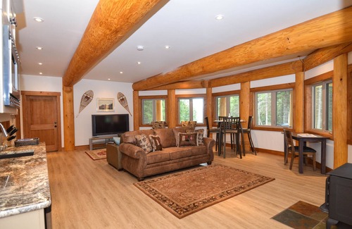 Golden Bed & Breakfast | Golden Acres Mountain Lodge Owl's Nest