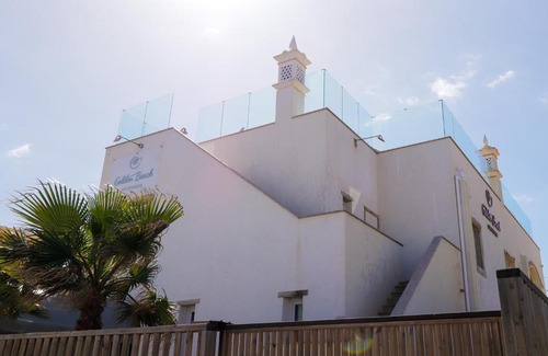 Praia de Faro House | Golden Beach Guest House & Rooftop Bar