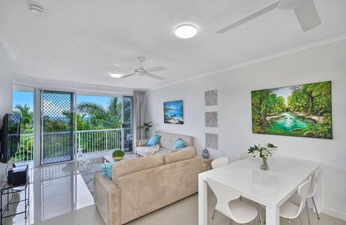 Trinity Beach Apartment | Golden Cowrie Luxury Ocean Views - Trinity Beach