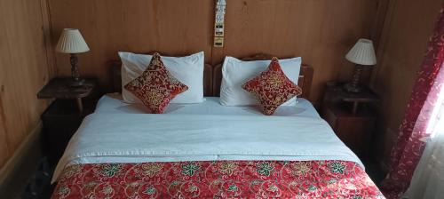 Dal Lake Boat Rental | Golden Crest DALLAKE