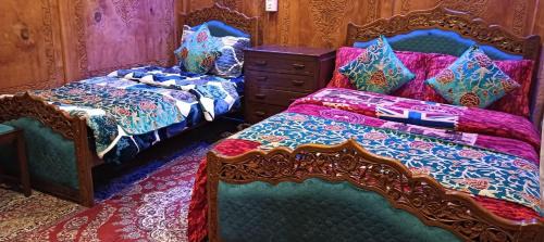 Dal Lake Boat Rental | Golden Crest DALLAKE