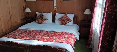 Dal Lake Boat Rental | Golden Crest DALLAKE