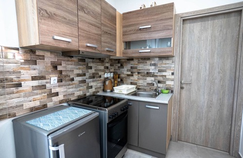 Alykes Apartment | Golden Dolphin Studios - 2 Bedroom House on the beach