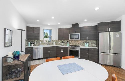 North Beach/Blue Ridge Apartment | Golden Gardens Getaway-Walk to Beach & Waterfront