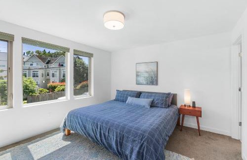 North Beach/Blue Ridge Apartment | Golden Gardens Getaway-Walk to Beach & Waterfront