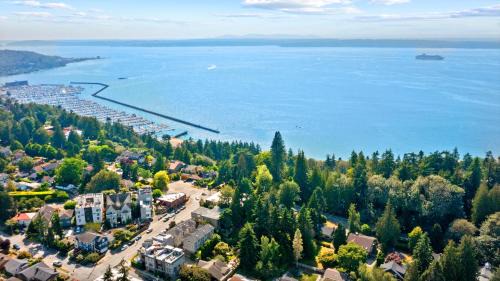 North Beach/Blue Ridge Apartment | Golden Gardens Getaway-Walk to Beach & Waterfront