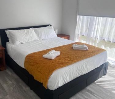 Bateau Bay House | Golden Getaway, Private 3x bedroom home with 2x living spaces and study